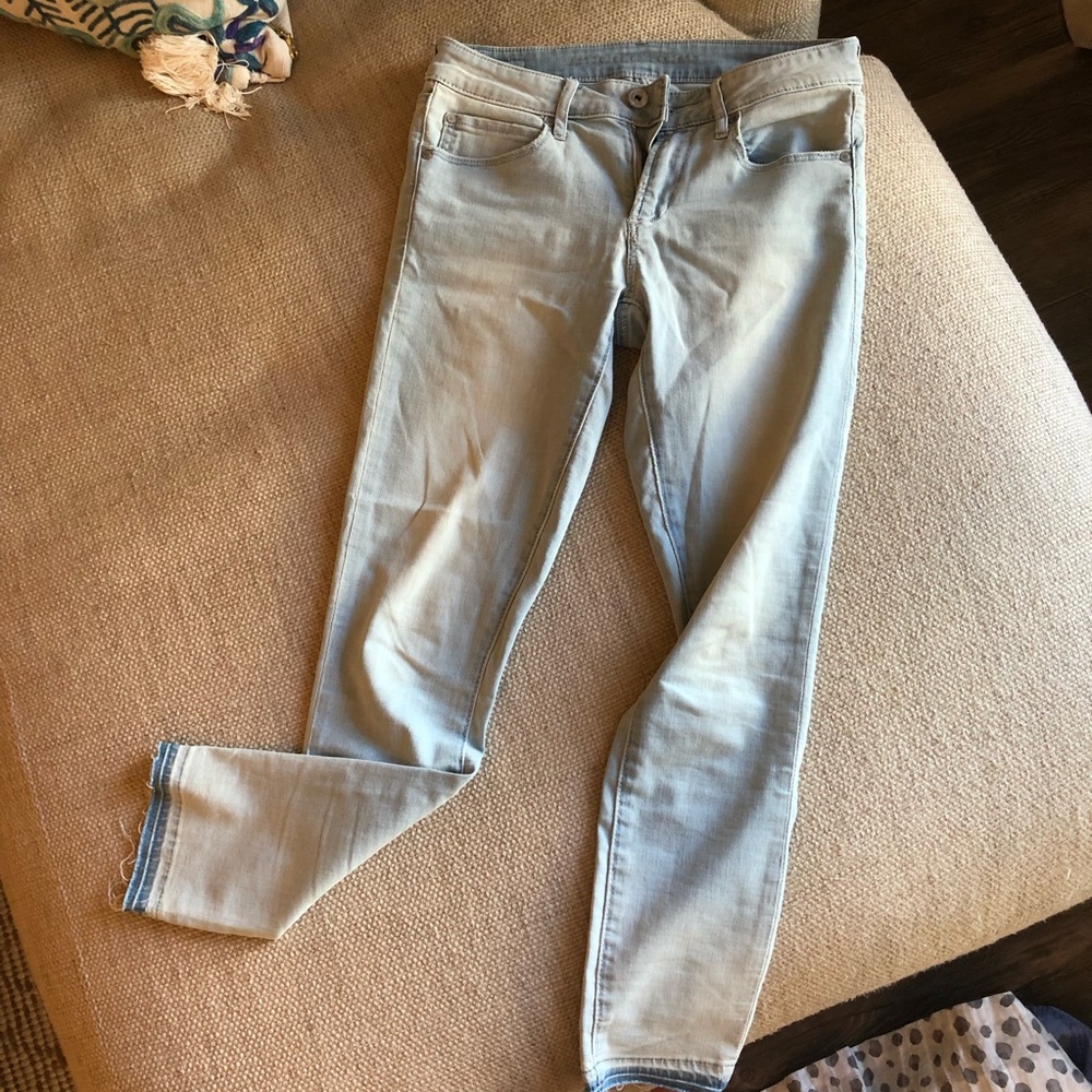 NWOT light wash jeans, lightly frayed ankle, 26